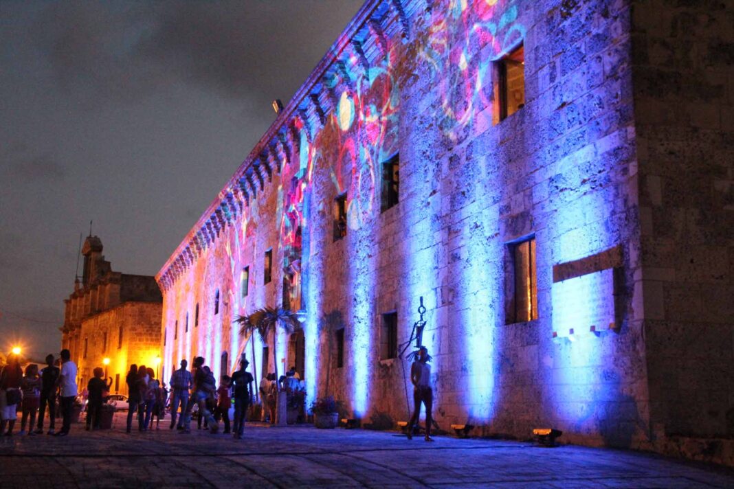 Vista nocturna del Museo de las Casas Reales durante la Noche Larga de los Museos