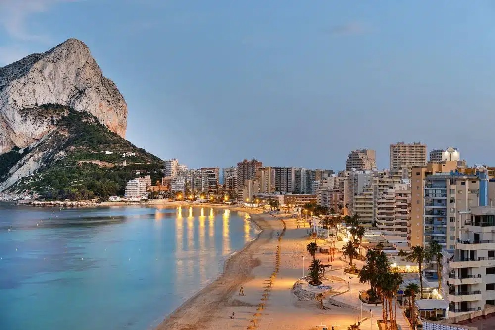 Aquellos turistas que no cumplan con la medida dispuesta en Calpe se arriesgan a ser denunciados, a que se les retiren sus pertenencias y a recibir multas de 250 euros (alrededor de $270).
