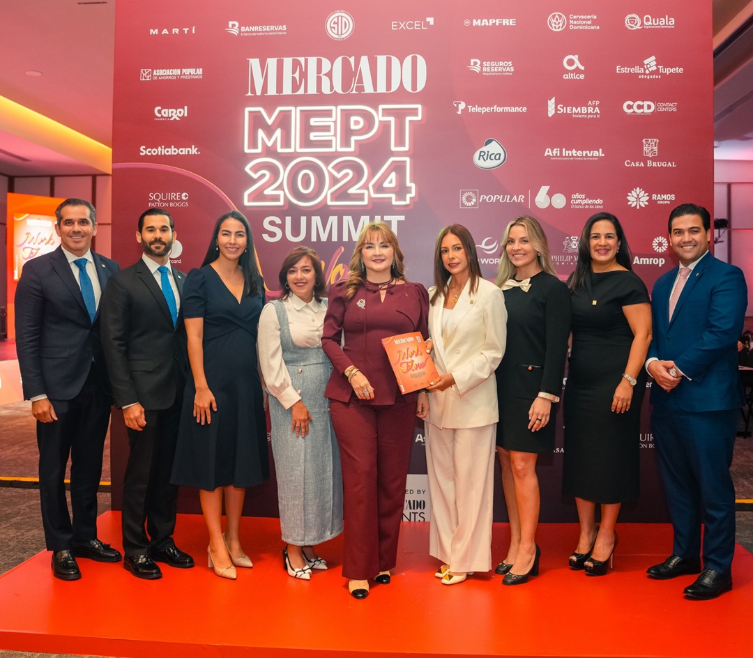 Desde la izquierda, los señores Joel García, Fran Armando Martínez, Teresa Medina, Soraya Sánchez, Antonia Antón de Hernández, María Povedano, Dinorah Grullón, Gina Báez y Carlos Gabriel Díaz