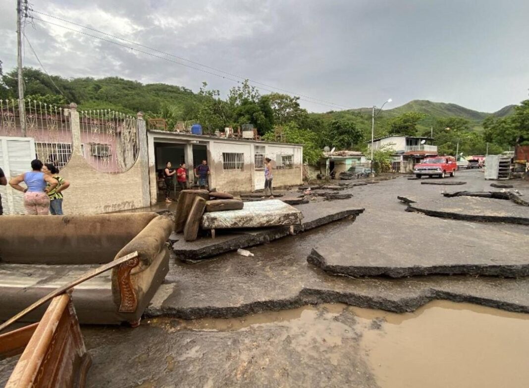 Beryl sigue causando daños a su paso por el Caribe como huracán mayor según los anales del Centro Nacional de Huracanes de Miami