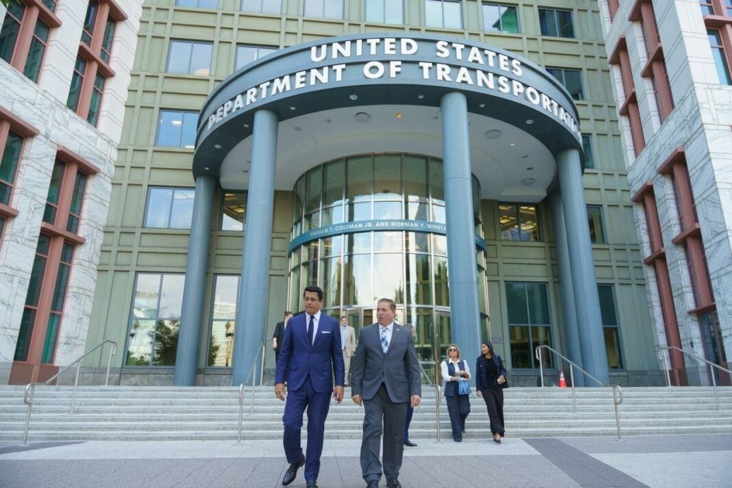 David Collado y Héctor Porcella al salir de las oficinas del Departamento de Transporte del gobierno de Estados Unidos recientemente