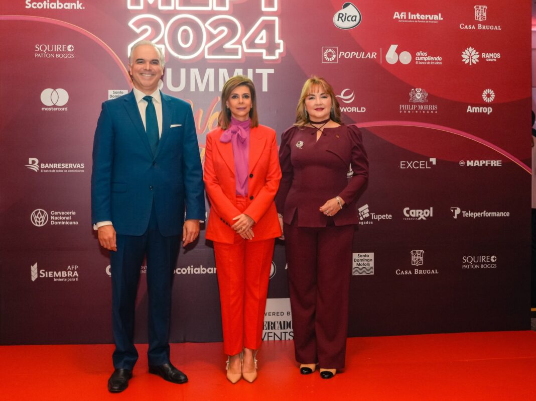 Desde la izquierda, los señores Luis Miguel de Camps, Patricia de Moya y Antonia Antón de Hernández.