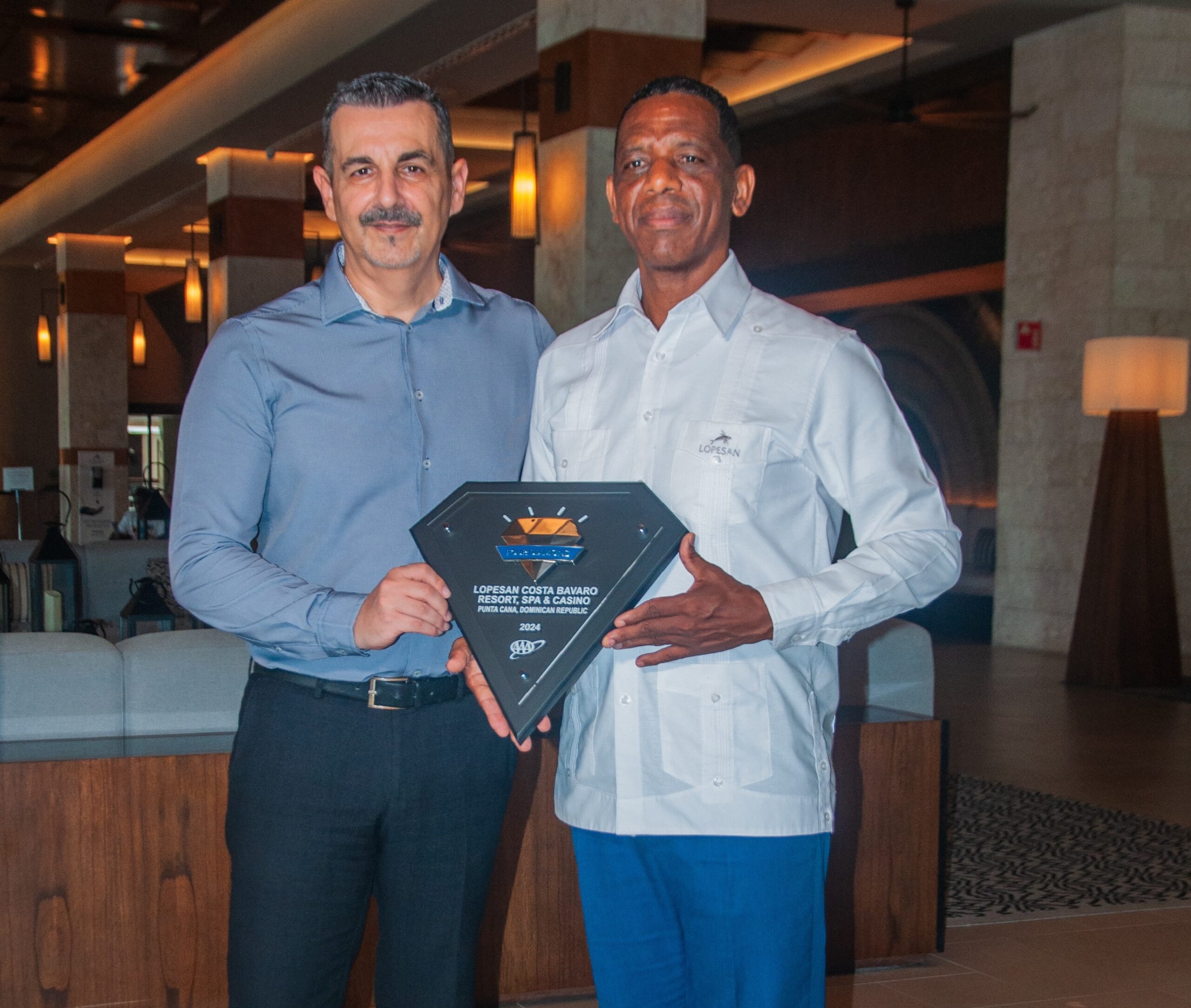 Director regional Area del Caribe Lopesan Hotel Group, Carlos Jimenez Ruiz, y el director del Hotel Lopesan Costa Bávaro, David Castillo 