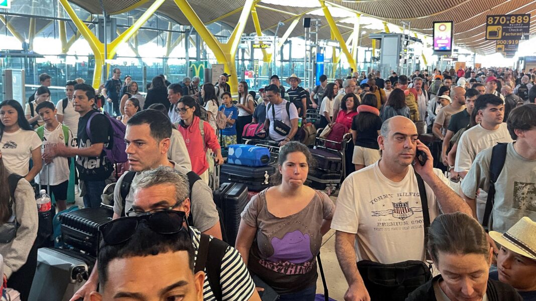 En el aeropuerto de Barajas en Madrid se formaron largas filas de pasajeros por los vuelos atrasados. Foto Reuters
