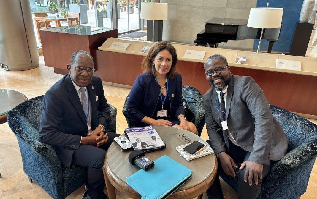 Su Excelencia Carlos Peguero, Viceministro de Turismo de República Dominicana con Su Excelencia Anabel Bueno Santana Dolenc, Embajadora de República Dominicana ante ONU Turismo durante el 121 CE en Barcelona