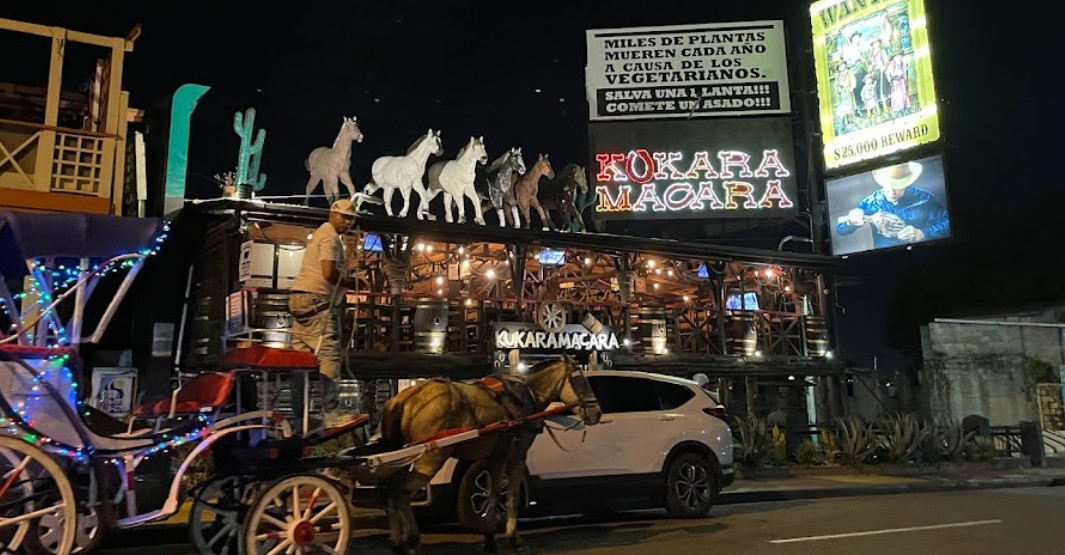 Fachada del Restaurant Kúkaramácara en Santiago de los Caballeros