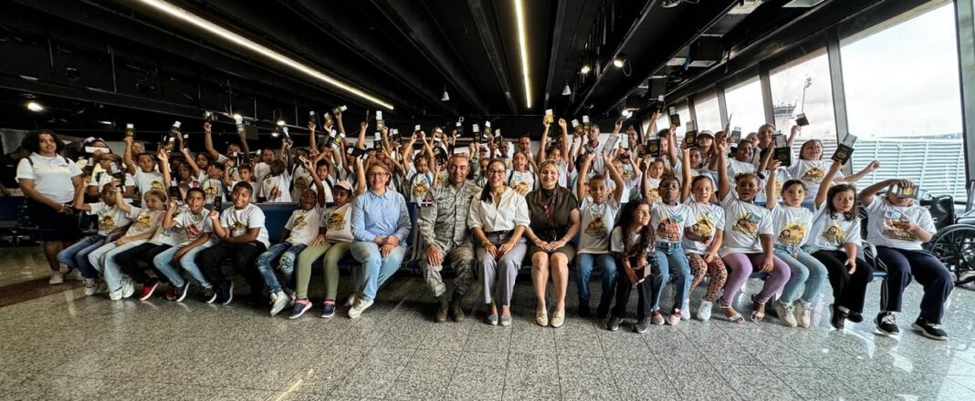 En una foto oficial del Campamento Escuadron de Verano FARD al cierre de la actividad con Skyhigh en el Aeropuerto Internacional de las Américas AILA.