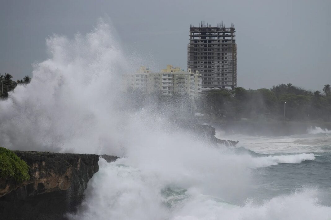 Fuerte oleaje en el malecón de Santo Domingo ante el avance del huracán Beryl, en Santo Domingo, República Dominicana. Foto de Orlando Barría publicada por la agencia EFE.
