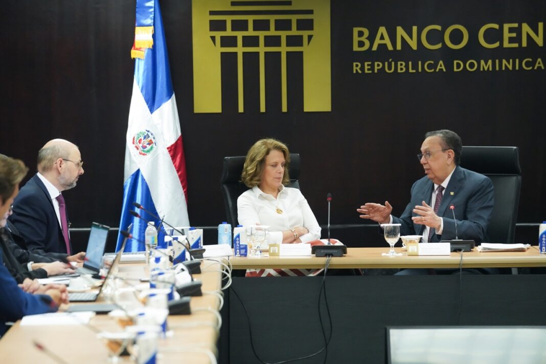 Héctor Valdez Albizu durante el encuentro con funcionarios del FMI