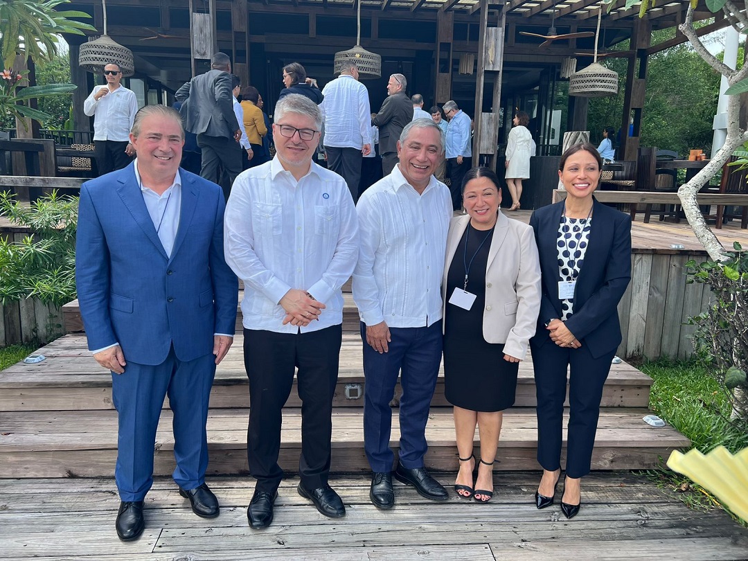 Héctor Porcella, director general del IDAC; Juan Carlos Salazar, secretario general de la OACI; Johnny Briceño, primer ministro de Belice; Olimpia Lynch, encargada regional de la zona NACC de la TSA y Lisbeth Vigay, Analista de Programas TSA.