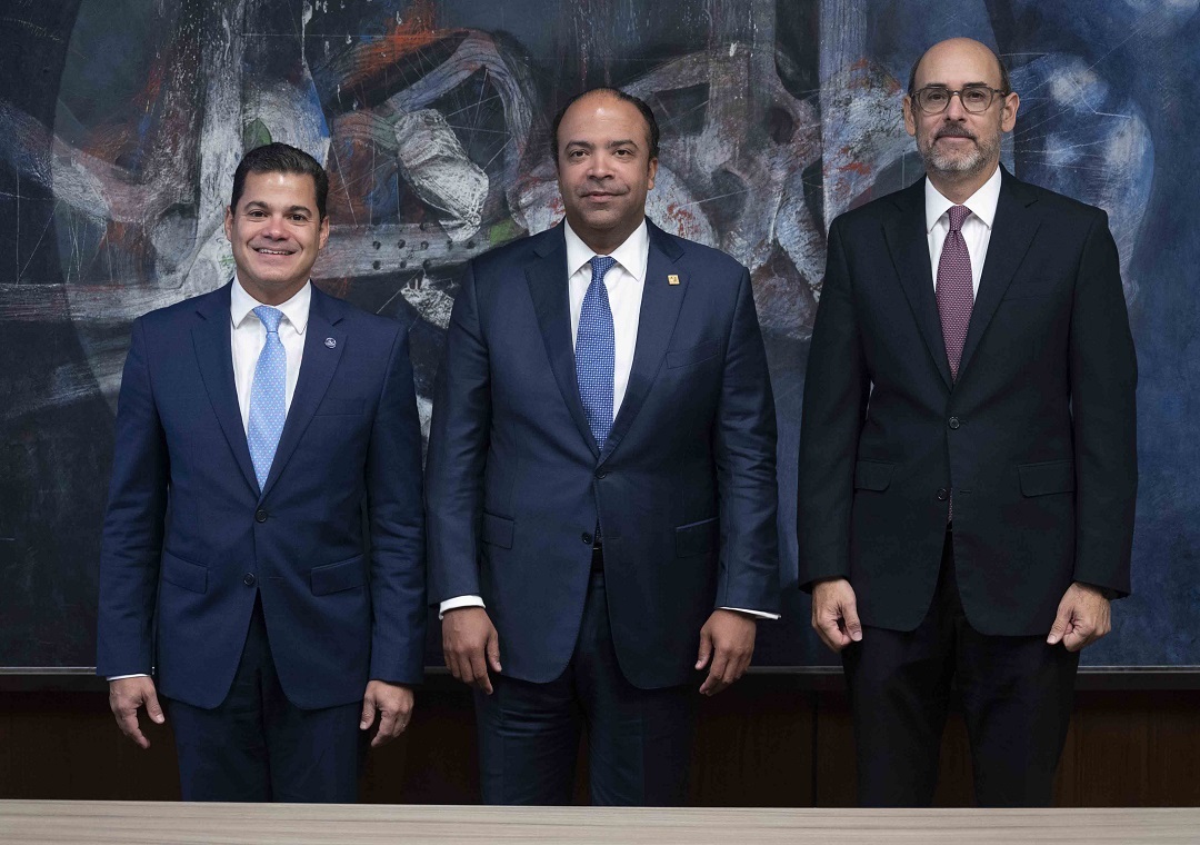 Samuel Pereyra, presidente ejecutivo de Banreservas, junto a David Llibre, presidente de la Asociación de Hoteles y Turismo de la República Dominicana; y Roberto Despradel, consultor DASA en la presentación de estudio de productividad del sector hotelero.