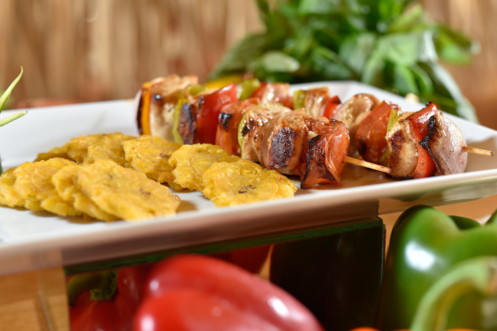 Restaurant La Antillana ubicado en Av. 27 de Febrero esq. calle Ramón Matías Mella en Santiago.