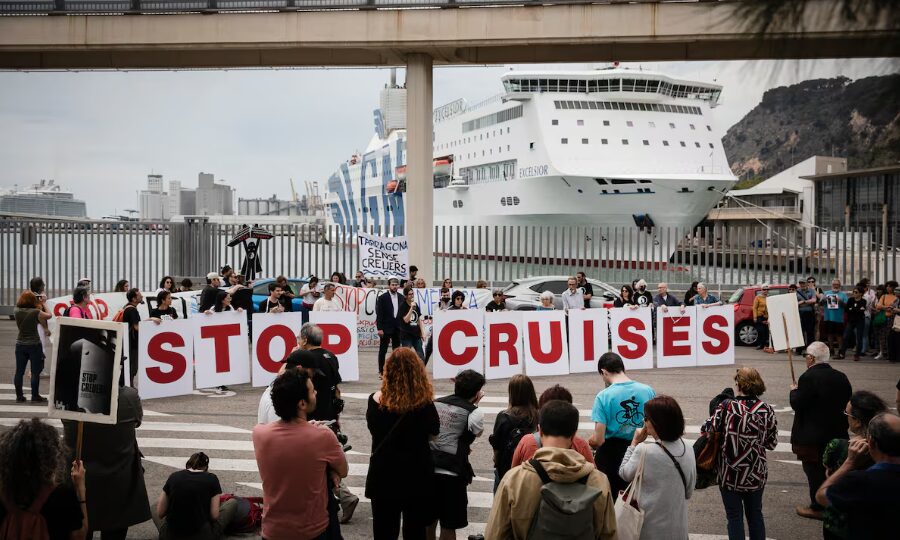Manifestacion contra el turismo de cruceros en Barcelona, en mayo de 2023. Foto periódico El País de España