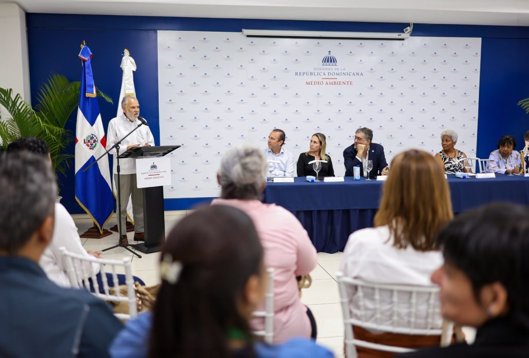 El ministro de Medio Ambiente y Recursos Naturales, Miguel Ceara Hatton, destacó el papel crucial de la ciudadanía en la protección de las áreas protegidas y la promoción de la sostenibilidad.