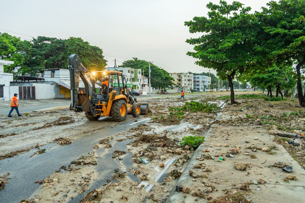 Brigadas de Obras Públicas trabajan desde tempranas horas en el limpieza y retiro de escombros en la Av. 30 de Mayo, en dirección Av. Luperón hasta la Av. Abraham Lincoln, estos trabajos se realizan tras el paso de la tormenta tropical Beryl por el Distrito Nacional.