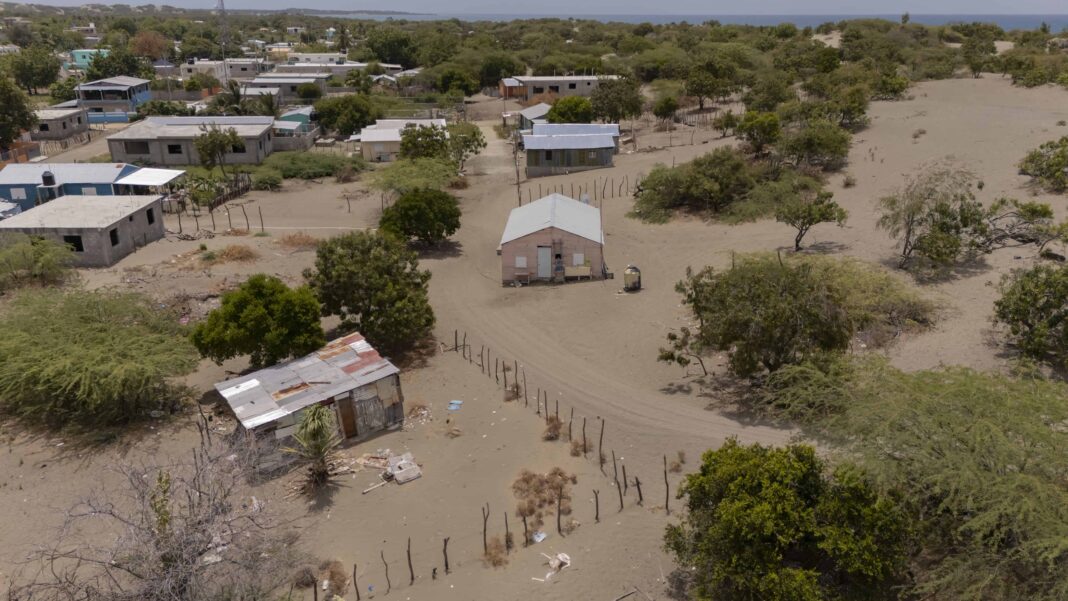 Las Dunas de Baní y la comunidad de Las Salinas, en la provincia Peravia.