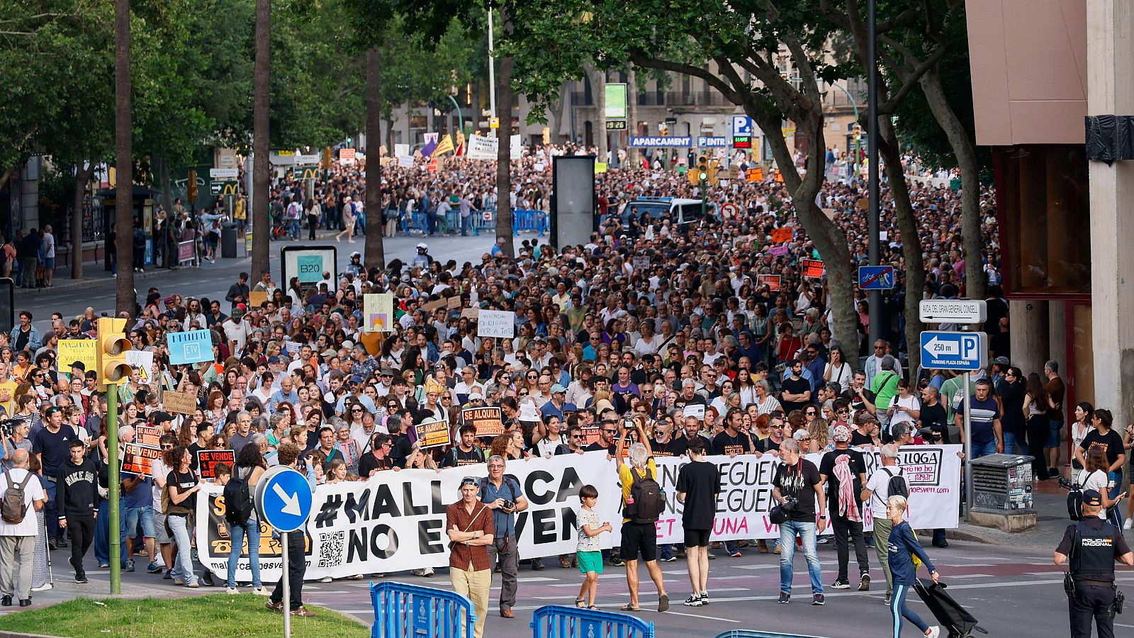 La marcha, convocada por la entidad Banc del Temps de Sencelles, tenía por lema "Mallorca no se vende-Digamos basta