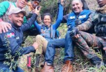 Viva y sana rescataron a la senderista Trinidad de la Cruz en las montañas Constanza, pero… Una foto histórica del momento del rescate de Trinidad de la Cruz extraviada en las montañas de Pinalito, Constanza.