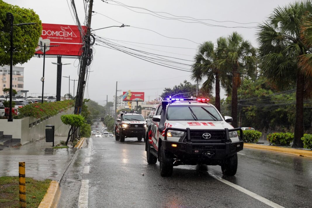 Vehículos del 911 en un plan de emergencia por el paso de Beryl a