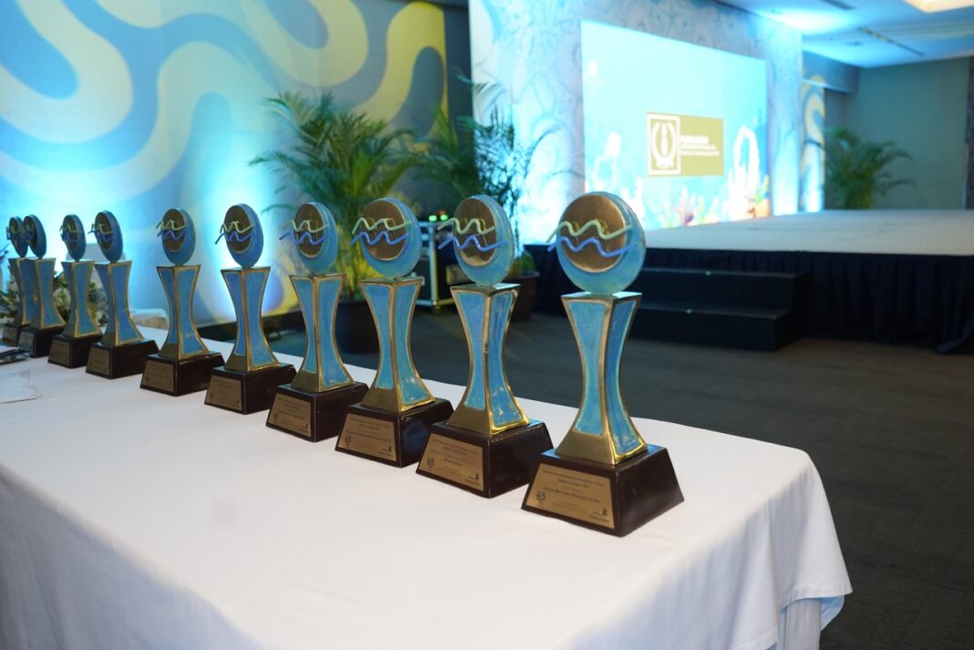 Trofeos que recibirán los ganadores del PEL 2024 wen Adompretur.