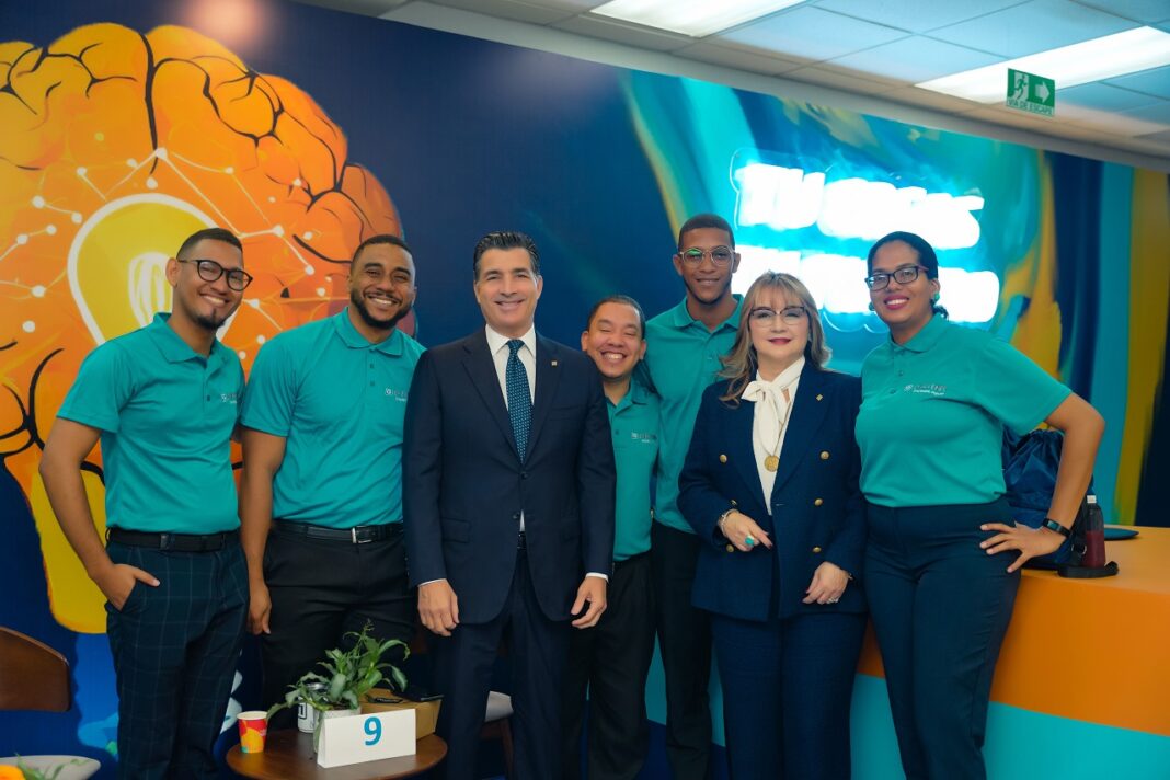 El señor Christopher Paniagua, presidente ejecutivo del Banco Popular y la señora. Antonia Antón de Hernández, vicepresidenta ejecutiva senior Gestión Humana, Transformación Cultural, Administración de Crédito y Cumplimiento, junto a varios de los participantes.