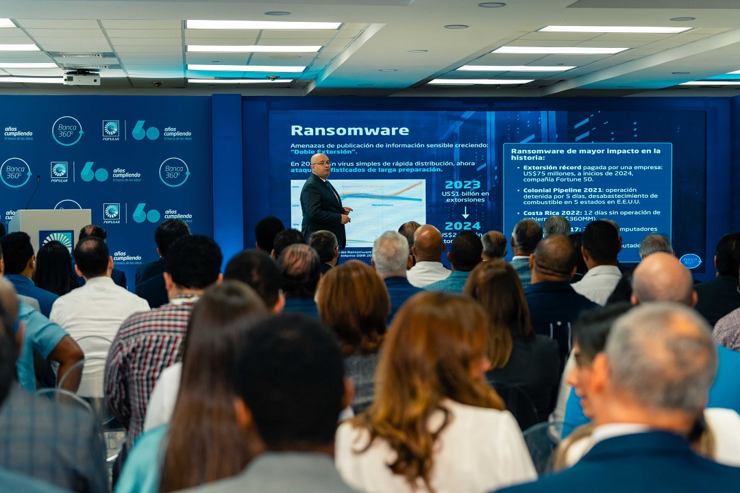 El señor Diego Laverde, vicepresidente del Área de Seguridad de la Información, explicando sobre la ciberseguridad empresarial.