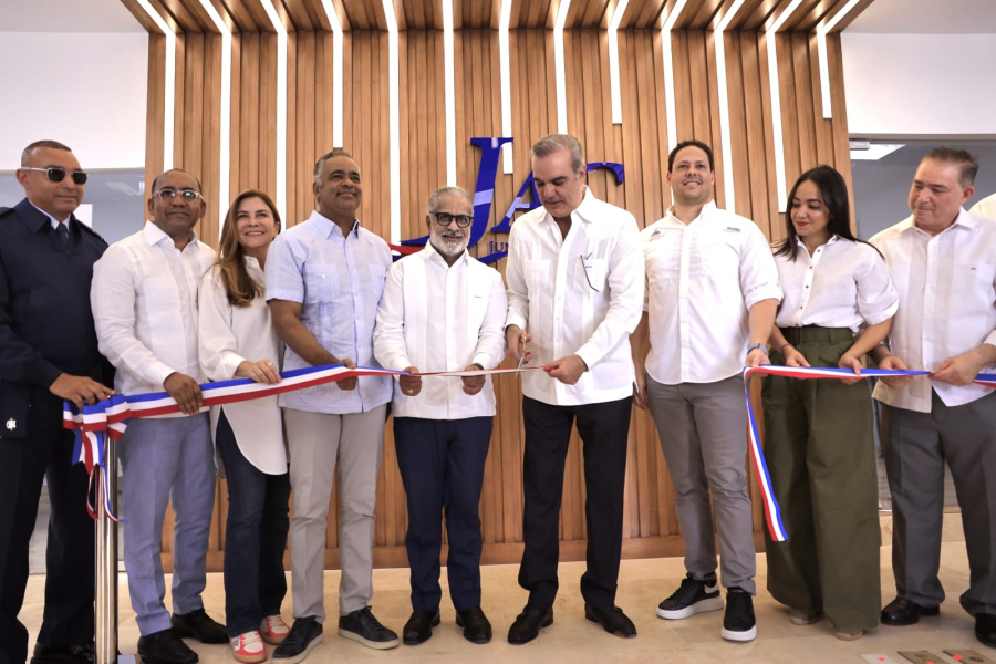 El presidente Luis Abinader cortó la cinta para dejar inaugurado las nuevas oficinas de la JAC en Santo Domingo.