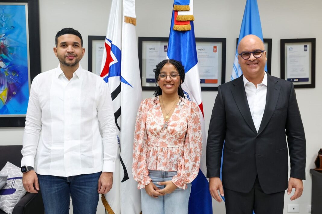Carlos Valdez, ministro de la Juventud_ Chantal Valenzuela Santana, estudiante de Ingeniería Aeroespacial e Igor Rodríg