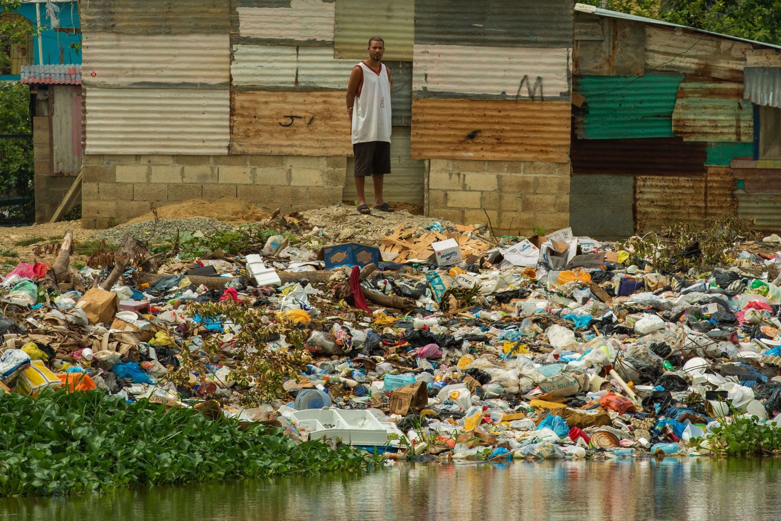 Un hombre observa los vertederos y la putrefaccion de las aguas de un gran río, como el Ozama, mientras la ciudad padece una gran escadez del líquido. Foto Fundacion Propagás.