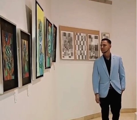 Cristopher Rodríguez en el Hotel Crowm Plaza Santo Domingo en la apertura de la exposicón de sus obras.