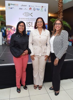 Dilenia Uzeta, Yenny Polanco Lovera y Marta de Lara.