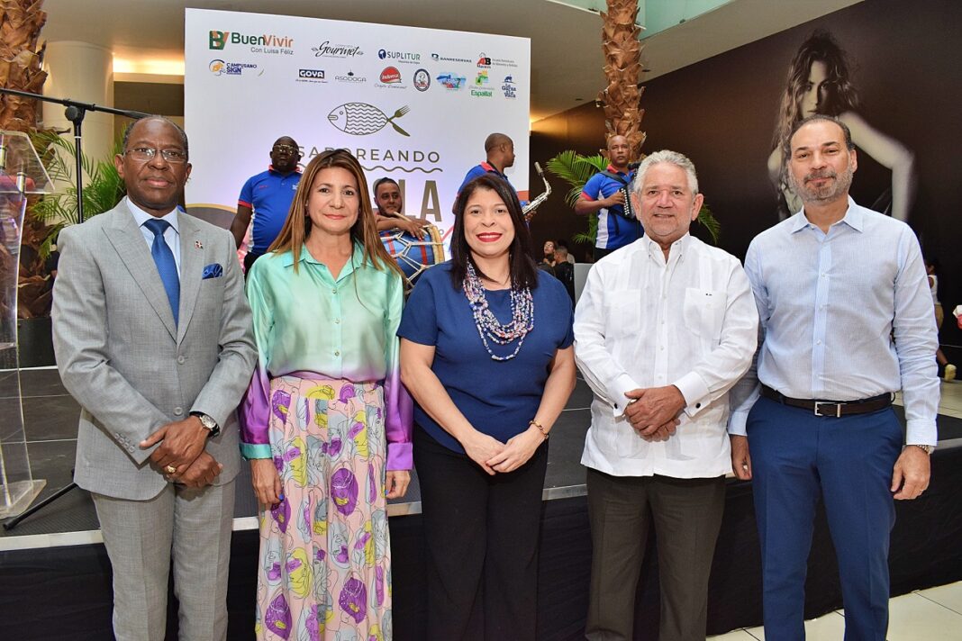 El viceministro de Turismo, Carlos Peguero_ Luisa Feliz, Keren Cirineo, Roberto Henríquez, viceministro de Turismo, y Omar Cepeda.
