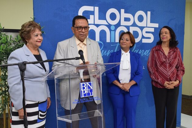 Rafael Peralta Romero habla junto a Veronica Sencion, Euselandia Alcantara y Emilia Pereyra.