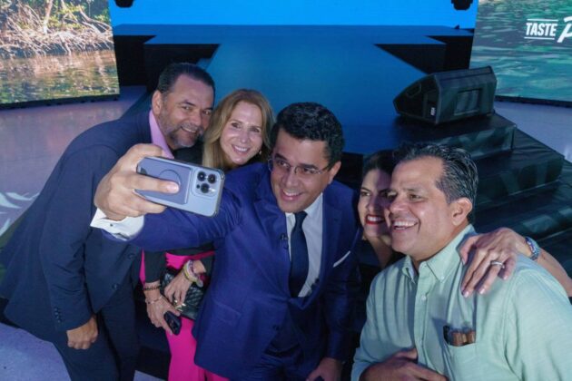David Collado interactúa con el público durante el lanzamiento de El paraíso en el Caribe, la nueva campaña de promoción de turismo de República Dominicana