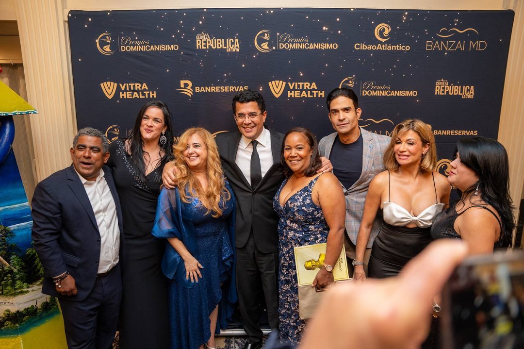 Al recibir el reconocimiento, David Collado comparte con parte del público que asistió a la premiación en Denver.