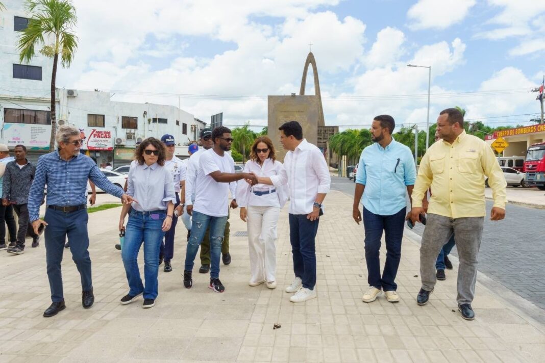 David Collado saluda al llegar al entorno de la Basílica de Higuey a
