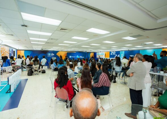El 80% de los egresados ha encontrado empleo en sectores productivos de la economía, según se indicó en el evento de entrega de becas.
