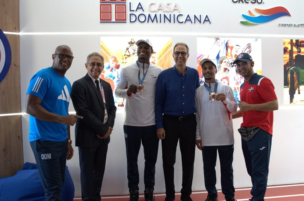 En el centro, los medallistas olímpicos Cristian Pinales y Yunior Alcántara, junto al señor José Mármol y miembros de la delegación dominicana participante en los Juegos Olímpicos de París 2024.