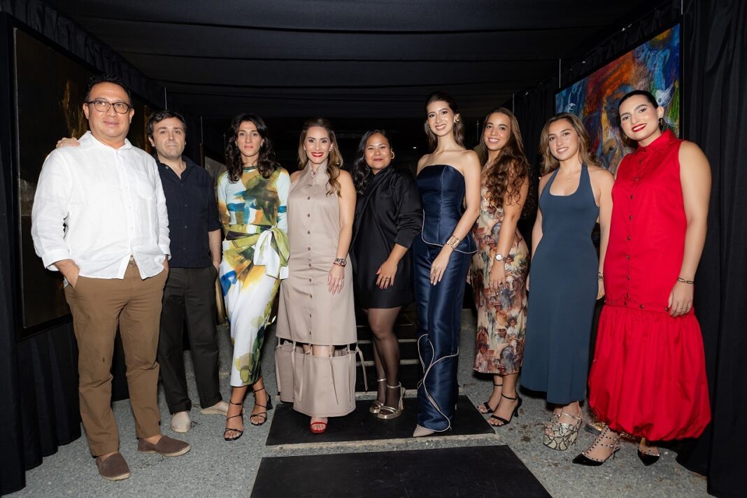 César García, Ricardo Fernández, Beatriz Badia Thomen, Karina Cortorreal, Kaori Sone, Mariu Jones, Eviel Taveras, Carla Cosette y Kimberly Felix Matos durrante el acto de Indómita.