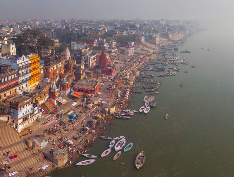 La India lleva nueve años invirtiendo 4.000 millones de dólares en limpiar el famoso río Ganges, famoso por su contaminación. Crédito: AFP/Air Pano