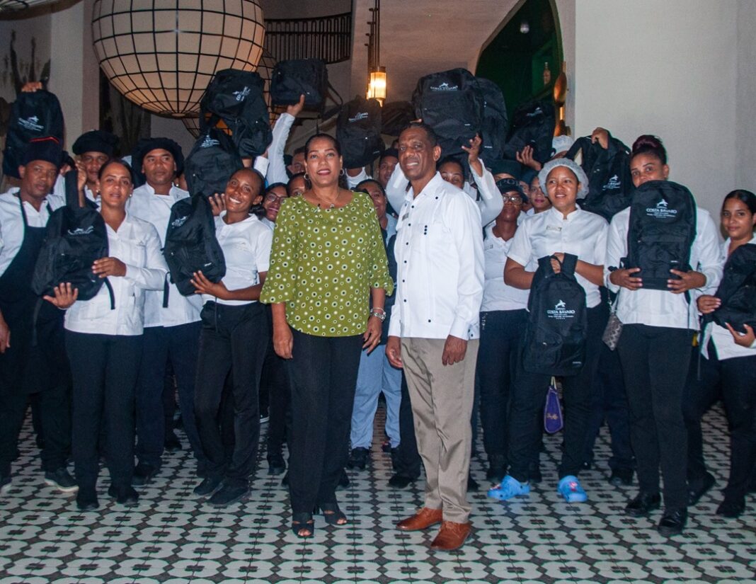 Lopesan Costa Bávaro entrega de útiles escolares a colaboradores b