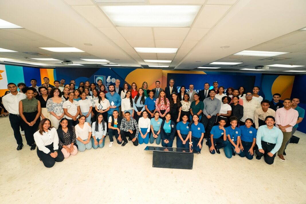 Los nuevos becados del programa de becas Excelencia Popular junto a ejecutivos del Banco Popular, encabezados por su presidente ejecutivo, señor Christopher Paniagua. Los nuevos becados del programa de becas Excelencia Popular junto a ejecutivos del Banco Popular, encabezados por su presidente ejecutivo, señor Christopher Paniagua.