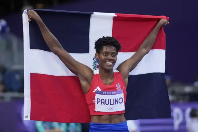 Marileydi Paulino celebra su triunfo en los 400 metros en las olimpíadas de París
