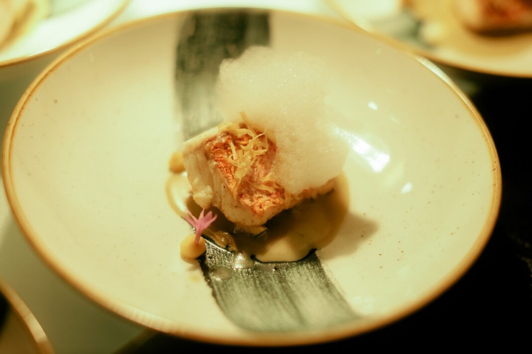 Pescado de temporada con crema ligera de azafran by Chef María Marte