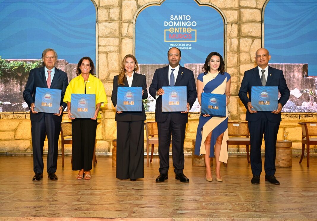 La Alcaldesa de Santo Domingo, Carolina Mejía y el presidente ejecutivo de Banreservas, Samuel Pereyra, al centro, en la puesta en circulación de la obra libro “Santo Domingo entre muros, memoria de una ciudad singular”.