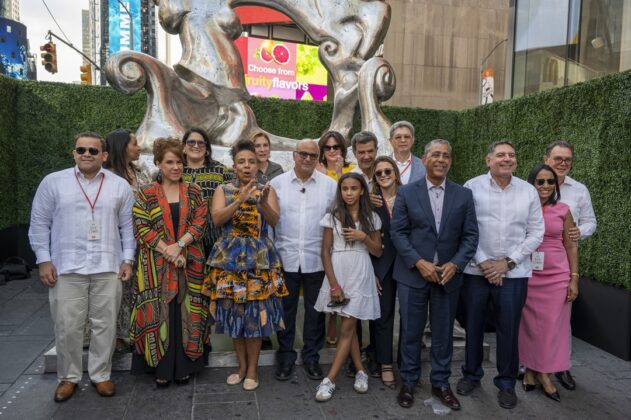 El publico posa ante la obra de arte luego de su develamiento.