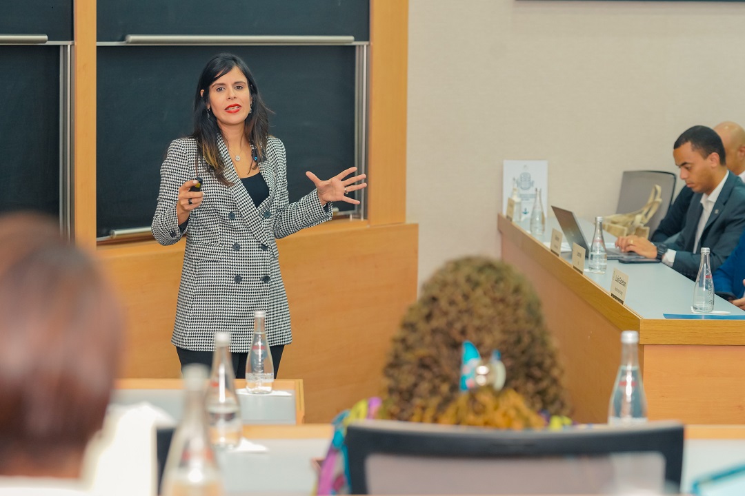 La señora Pamela Pichardo, coach financiera durante la charla que se impartió en el Aula Popular en Barna Managment School.
