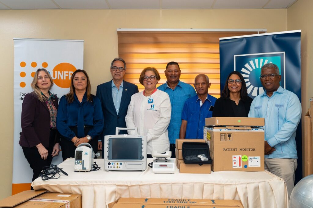 José Mármol de la Fundación Popular con traje azul, junto a personal del hospital en la entrega de los equipos .