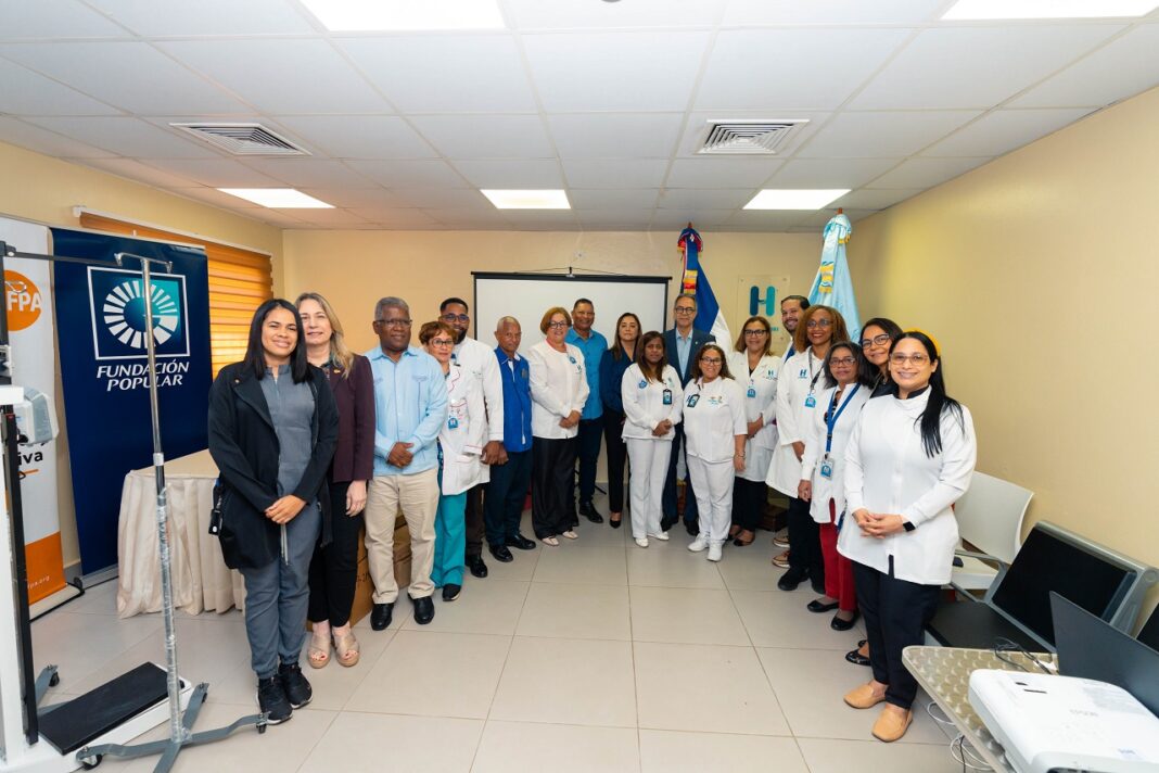 Ejecutivos de la Fundación Popular y personal del hospital en el acto de entrega de los equipos.