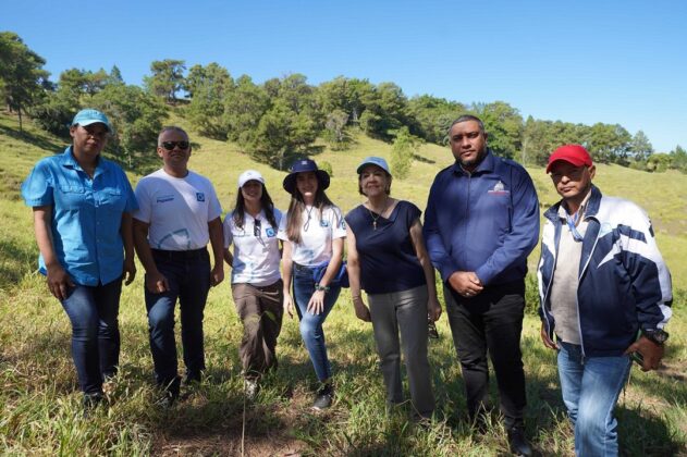 Representantes del Plan Sierra, del Banco Popular y del Ministerio de Medioambiente.
